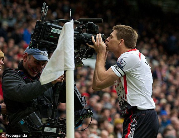 Nhìn lại trận Liverpool đè bẹp M.U ở Old Trafford qua ảnh ảnh 5