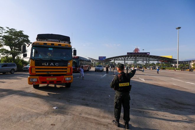 Một phương tiện vào chốt kiểm soát dịch bệnh trước khi được phép vào thành phố. (Ảnh: Minh Sơn/Vietnam+) 'Không để hàng hóa ùn tắc kéo dài khi giãn cách xã hội diện rộng' ảnh 1