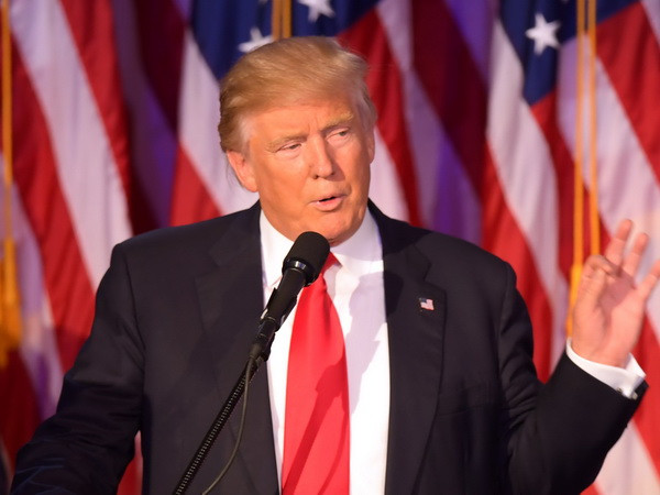 Tổng thống mới đắc cử Donald Trump phát biểu sau khi giành chiến thắng trong cuộc bầu cử Tổng thống Mỹ tại New York ngày 9/11. (Nguồn: AFP/TTXVN) Những thách thức lớn nhất đang đợi Tổng thống đắc cử Donald Trump ảnh 1