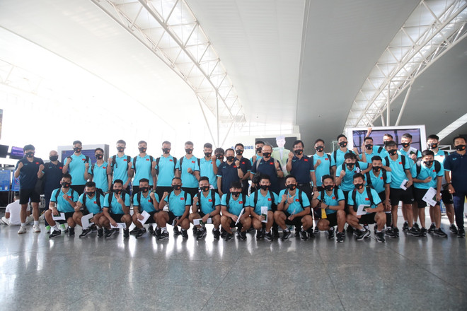 Đội tuyển Việt Nam lên đường sang UAE dự vòng loại thứ 2 World Cup ảnh 1