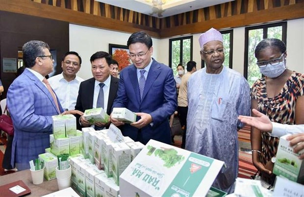 Đại biểu tham quan một số sản phẩm Halal Việt Nam tại một triển lãm. (Nguồn: TTXVN phát) Tiềm năng xuất khẩu sản phẩm Halal của Việt Nam vào Singapore ảnh 1