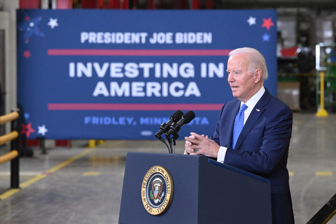 Tổng thống Mỹ Joe Biden phát biểu tại Fridley, Minnesota, ngày 3/4 trong hành trình Đầu tư vào nước Mỹ. (Nguồn: AFP/TTXVN) Mỹ: Gần 300 triệu USD để sửa chữa, nâng cấp các cây cầu trên cả nước ảnh 1