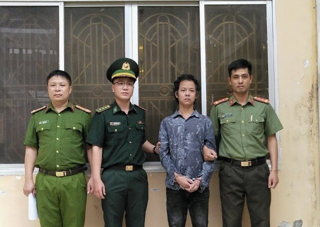 Đối tượng truy nã trốn ra nước ngoài bị bắt ngay khi trở về Việt Nam ảnh 1