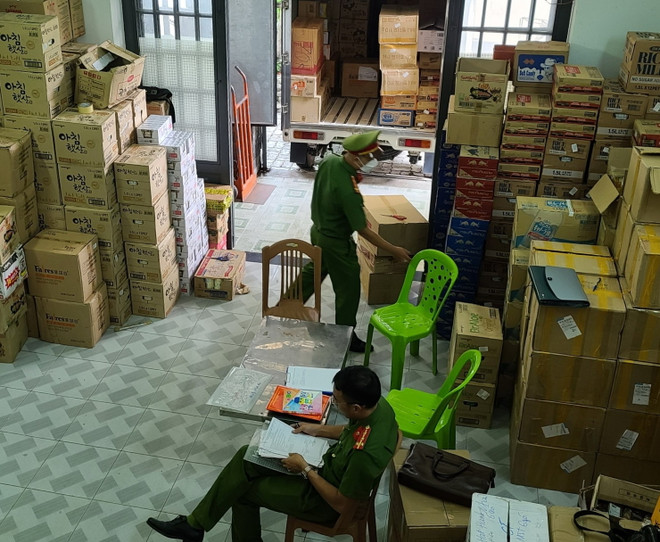 Đà Nẵng: Tạm giữ gần 4.600 bánh Trung Thu và kẹo không rõ nguồn gốc ảnh 1