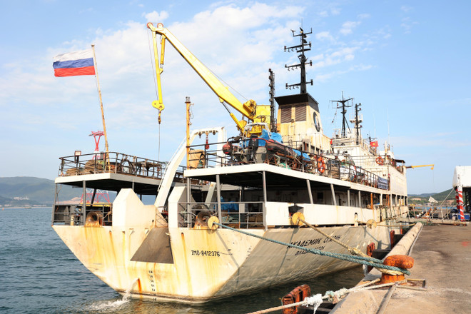 Tàu 'Viện sỹ Oparin' đang cập Cảng Nha Trang, tỉnh Khánh Hòa. (Ảnh: Tiên Minh/TTXVN) Đón tàu "Viện sỹ Oparin" trong hành trình nghiên cứu biển Việt Nam ảnh 1