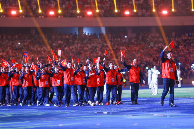 Đoàn Thể thao Việt Nam diễu hành trên sân vận động Morodok Techo trong Lễ bế mạc SEA Games 32. (Ảnh: Hoàng Linh/TTXVN) SEA Games 32: Tạm biệt Campuchia - Hẹn gặp lại tại Thái Lan ảnh 2