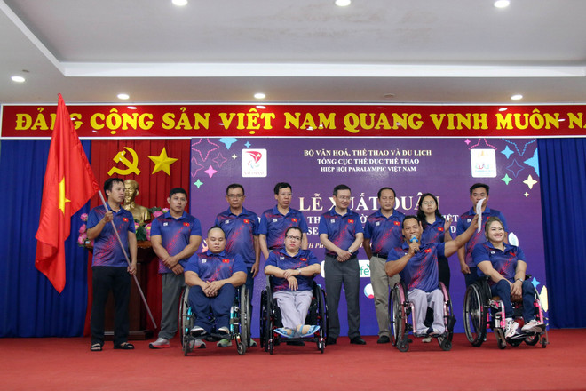 Các vận động viên thể hiện quyết tâm thi đấu tốt tại ASEAN Para Games 12. (Ảnh: Tiến Lực/TTXVN) Đoàn Thể thao Người Khuyết tật Việt Nam xuất quân dự ASEAN Para Games ảnh 2