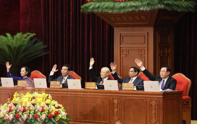 Các đồng chí chủ tọa tham gia biểu quyết thông qua Nghị quyết hội nghị. (Ảnh: Phương Hoa/TTXVN) Thông báo Hội nghị giữa nhiệm kỳ Ban Chấp hành TW Đảng khóa XIII ảnh 2