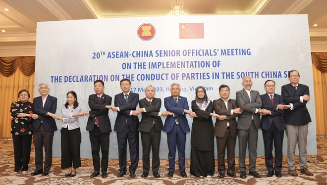Các đại biểu dự Hội nghị Quan chức Cao cấp ASEAN-Trung Quốc lần thứ 20 về thực hiện Tuyên bố ứng xử của các bên tại Biển Đông chụp ảnh chung. (Nguồn: Bộ Ngoại giao) Cần đạt được Bộ Quy tắc COC thực chất, phù hợp luật pháp quốc ảnh 1