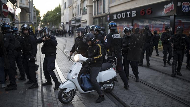 Cảnh sát chống bạo động Pháp tại Marseille. (Nguồn: AP) Pháp: Xả súng tại thành phố Marseille khiến 3 người thiệt mạng ảnh 1