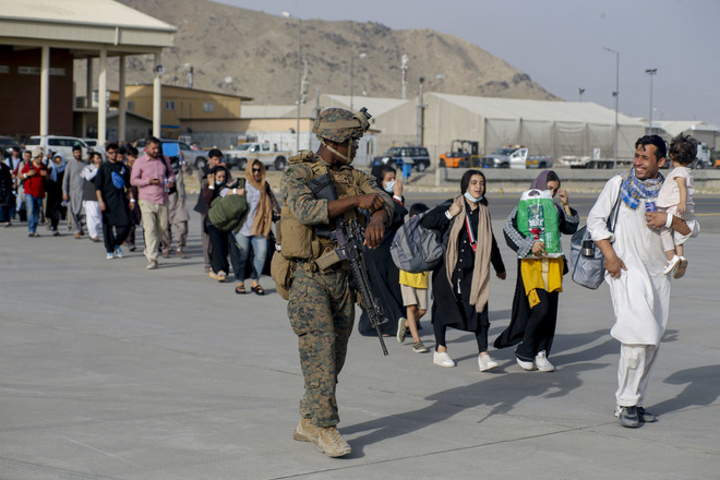 Dòng người xếp hàng lên máy bay sơ tán tại sân bay Hamid Karzai ở Kabul, Afghanistan ngày 18/8/2021. (Ảnh: AFP/TTXVN) Tình hình Afghanistan: Sân bay Kabul đóng cửa trong 48 giờ ảnh 1