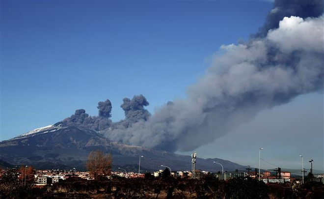 Núi lửa Etna phun cột tro bụi lớn lên không trung ngày 24/12/2018. (Ảnh: AFP/TTXVN) Italy: Động đất 4,8 độ sau khi núi lửa mạnh nhất châu Âu thức giấc ảnh 1