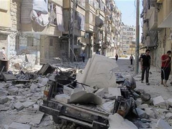 Cảnh đổ nát ở Aleppo sau một vụ nã rocket. (Nguồn: Reuters) Gần 1 triệu người mắc kẹt trong các vùng chiến sự ở Syria ảnh 1