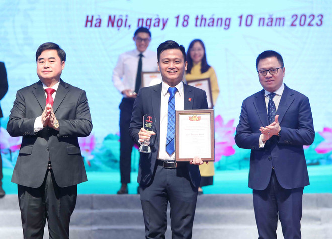 Phó trưởng Ban Tuyên giáo Trung ương, Tổng Biên tập Báo Nhân dân, Chủ tịch Hội Nhà báo Việt Nam Lê Quốc Minh và Phó Tổng biên tập phụ trách Tạp chí Cộng sản Phạm Minh Tuấn trao giải Khuyến khích cho tác giả thuộc Đảng bộ Thông tấn xã Việt Nam. (Ảnh: An Đăng/TTXVN) TTXVN giành 3 giải tại cuộc thi về bảo vệ nền tảng tư tưởng của Đảng ảnh 2