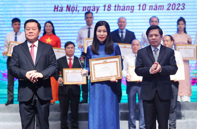 Trưởng ban Tuyên giáo Trung ương Nguyễn Trọng Nghĩa và Bí thư Đảng ủy Khối các Cơ quan Trung ương Nguyễn Văn Thể trao tặng Bằng khen của Ban Chấp hành Đảng bộ Khối các cơ quan Trung ương cho Đảng bộ Thông tấn xã Việt Nam. (Ảnh: An Đăng/TTXVN) TTXVN giành 3 giải tại cuộc thi về bảo vệ nền tảng tư tưởng của Đảng ảnh 1