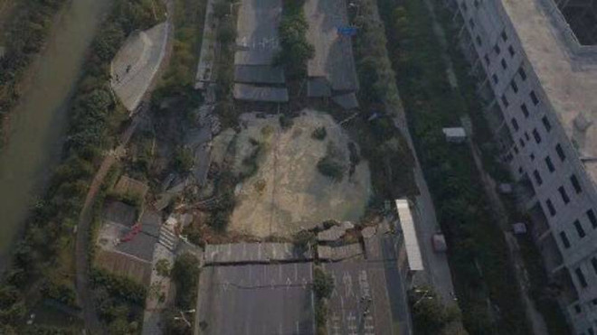 Sụt lún công trường tàu điện ngầm ở Trung Quốc, 8 người thiệt mạng ảnh 1