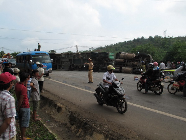 Quảng Nam: Xe đầu kéo lật nhào ở “điểm đen” phía Bắc cầu Hương An ảnh 1