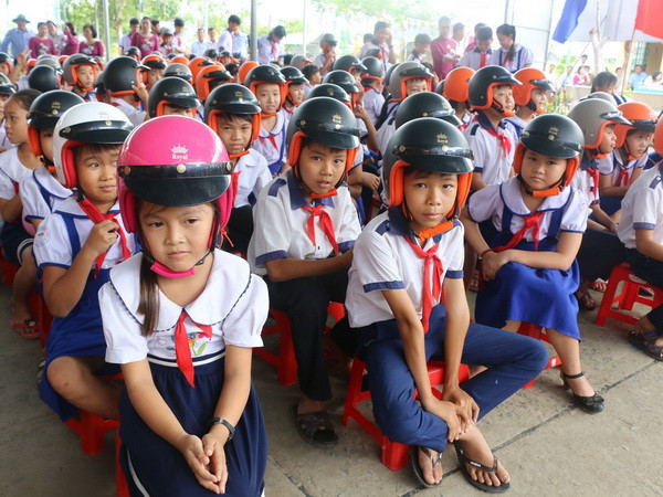Chương trình tặng mũ bảo hiểm cho học sinh bước vào lớp Một ảnh 1