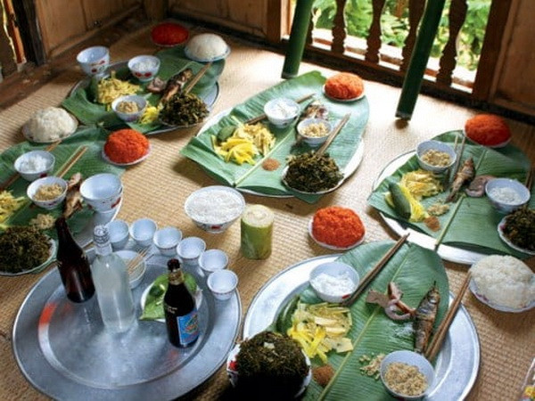 Mâm cơm cúng của người Mường. (Nguồn: baohoabinh) Phong tục lạ trong ngày Tết Nguyên đán của một số dân tộc Việt Nam ảnh 1