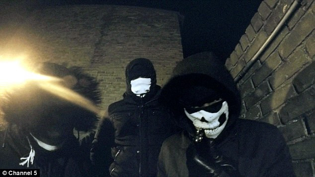 Phim tài liệu do băng đảng tự quay chiếu trên truyền hình Anh ảnh 1