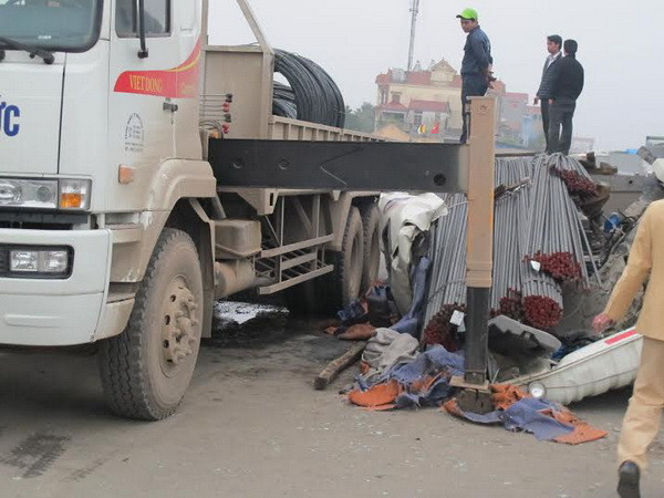 Tin thêm về vụ cả chục tấn thép xuyên thủng cabin xe kéo ảnh 1