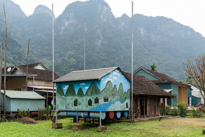 Nhà phao được sử dụng làm homestay trong mùa khô tại Làng du lịch Tân Hóa, huyện Minh Hóa, tỉnh Quảng Bình. (Ảnh: TTXVN phát) ttxvn_nha phao tan hoa quang binh.jpg