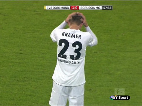 Tuyển thủ Đức Kramer sút tung lưới đội nhà từ giữa sân ảnh 1