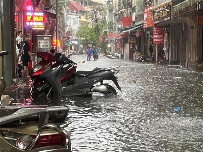 Mưa lớn kéo dài gây ngập tại Hà Nội. (Ảnh minh họa: Phạm Kiên/ TTXVN) Bão số 2 di chuyển xuống Vịnh Bắc Bộ có xu hướng suy yếu về cường độ ảnh 2