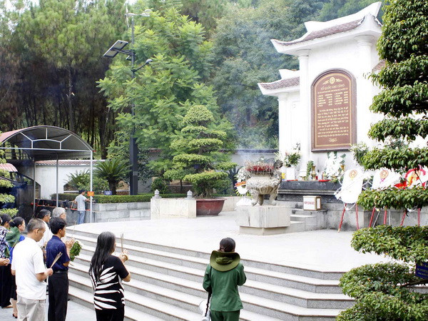 Chủ tịch MTTQ dâng hương tại Khu di tích lịch sử Ngã ba Đồng Lộc ảnh 1