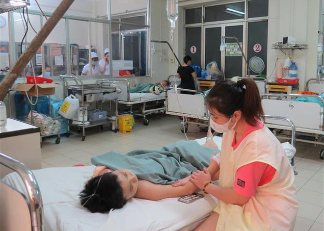 Bệnh nhân nhi nhỏ tuổi đang được chăm sóc, điều trị tại Khoa Ngoại tổng quát đã qua cơn nguy kịch. (Ảnh: Phan Sáu/TTXVN) Tích cực cứu chữa các nạn nhân vụ tai nạn giao thông ở Khánh Hòa ảnh 1