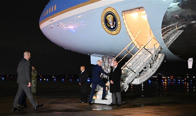 Tổng thống Mỹ Joe Biden (thứ 2, phải) lên máy bay Không lực 1 tại căn cứ không quân Andrews ở Maryland, chuẩn bị khởi hành thăm Trung Đông, ngày 12/7/2022. (Ảnh: AFP/TTXVN) Những biểu hiện về chủ nghĩa hiện thực mới của Mỹ ở Trung Đông ảnh 1