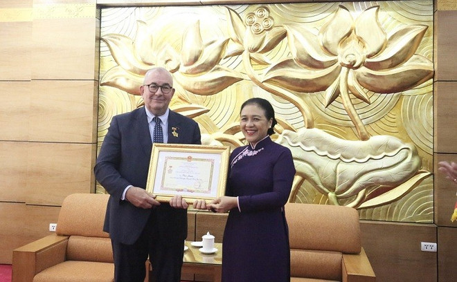 Chủ tịch VUFO Nguyễn Phương Nga trao tặng Kỷ niệm chương cho Đại sứ Bỉ tại Việt Nam Paul Jansen. (Ảnh: baoquocte.vn) Trao tặng Kỷ niệm chương cho Đại sứ Bỉ tại Việt Nam Paul Jansen ảnh 1