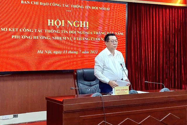 Bí thư Trung ương Đảng, Trưởng ban Tuyên giáo Trung ương, Trưởng ban Chỉ đạo Công tác thông tin đối ngoại Trung ương Nguyễn Trọng Nghĩa chủ trì Hội nghị. (Ảnh: VGP) Nâng cao hơn nữa hiệu quả đổi mới phương thức thông tin đối ngoại ảnh 2