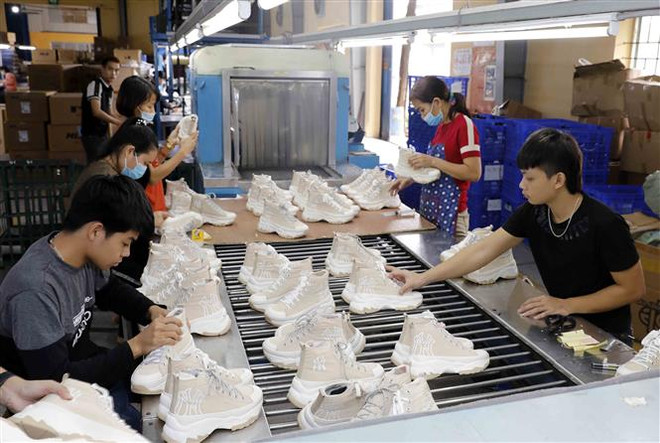 Sản xuất giày xuất khẩu sang thị trường châu Âu tại Công ty giày Trường Xuân, Ba Vì, Hà Nội. (Ảnh: Trần Việt/TTXVN) Tác động của việc đồng euro mất giá đối với các ngành hàng xuất khẩu ảnh 1