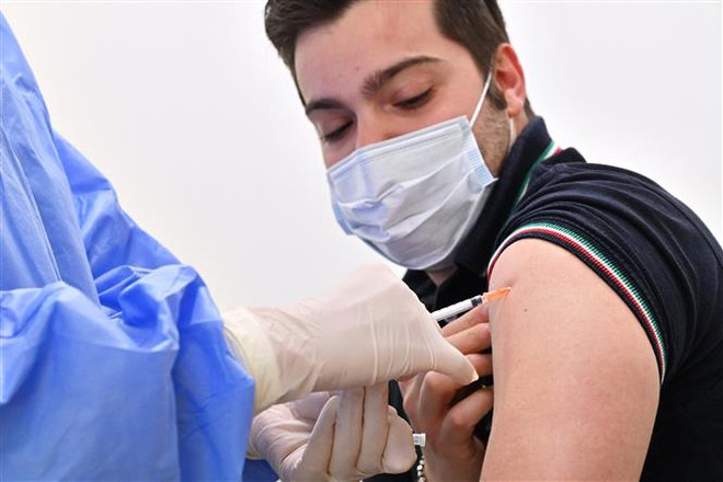 EU đã phê duyệt loại vaccine mới "lưỡng trị" COVID-19. (Ảnh: AFP/TTXVN) EU phê duyệt vaccine đặc biệt đối phó các biến thể phụ của Omicron ảnh 1