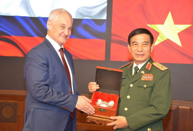 Bộ trưởng Bộ Quốc phòng Phan Văn Giang tặng quà lưu niệm cho Bộ trưởng Bộ Quốc phòng LB Nga Andrey Removich Belousov. (Ảnh: Quang Vinh/TTXVN) ttxvn_thuc_day_quan_he_hop_tac_quoc_phong_viet_nam_-_lien_bang_nga2.jpg
