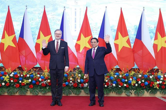 Thủ tướng Phạm Minh Chính và Thủ tướng Cộng hoà Séc Petr Fiala chụp ảnh chung. (Ảnh: Dương Giang/TTXVN) Đưa quan hệ hợp tác Việt Nam-Séc sang giai đoạn phát triển mới ảnh 1