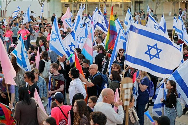 Biểu tình phản đối kế hoạch cải cách tư pháp của chính phủ tại Tel Aviv, Israel, ngày 15/4/2023. (Ảnh: AFP/TTXVN) Israel: Hàng chục nghìn người biểu tình phản đối cải cách tư pháp ảnh 1