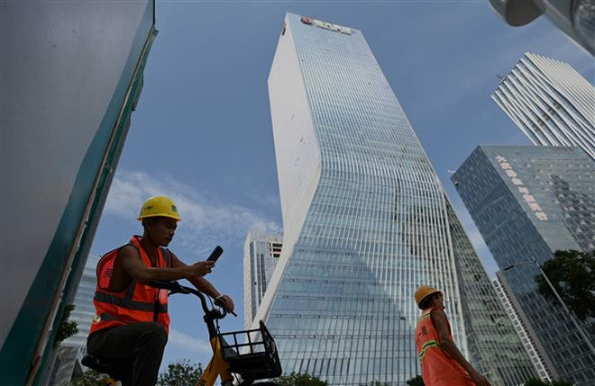 Trụ sở Tập đoàn bất động sản Evergrande tại Thâm Quyến, tỉnh Quảng Đông, Trung Quốc. (Ảnh: AFP/TTXVN) Thị trường bất động sản Trung Quốc đã thấy "ánh sáng cuối đường hầm" ảnh 1