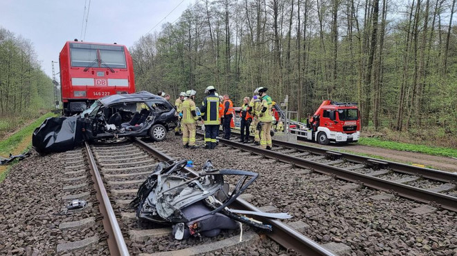 Hiện trường vụ tai nạn. (Nguồn: ABC News) Đức: Tàu hỏa đâm ôtô cố vượt qua đường sắt, 3 người thiệt mạng ảnh 1