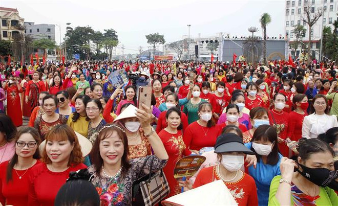 Xác lập kỷ lục Guinness Việt Nam với tà áo dài 178m "Non sông gấm vóc" ảnh 2