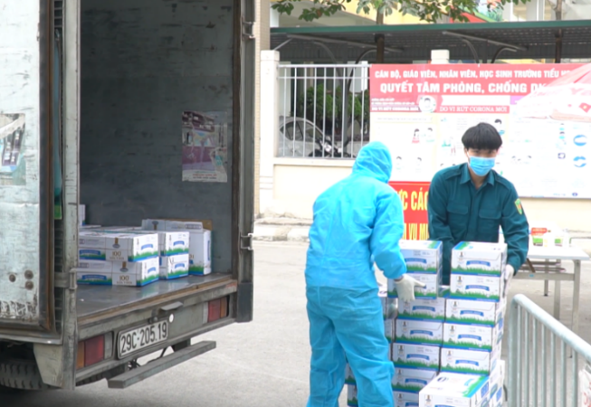 Sáng ngày 5/2, Vinamilk đã trao tặng hơn 120 thùng sữa và nhiều hộp quà tết đến với các em học sinh trường Xuân Phương (Hà Nội). (Nguồn: Vietnam+) Vinamilk hỗ trợ 45.000 hộp sữa cho hơn 800 trẻ em đang cách ly ảnh 2