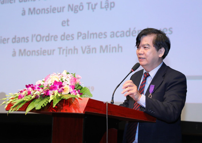 Phó giáo sư, tiến sỹ Trịnh Văn Minh, Giảng viên cao cấp trường Đại học Giáo dục - Đạị học Quốc gia Hà Nội phát biểu tại buổi lễ. (Ảnh: Thành Đạt/TTXVN) Hai học giả Việt Nam được trao tặng Huân chương Hiệp sỹ của Pháp ảnh 3
