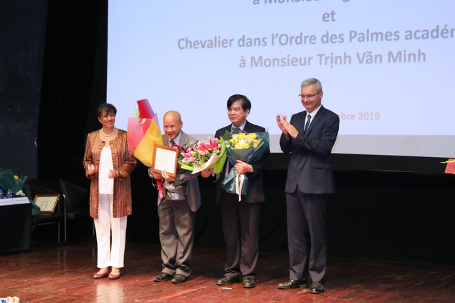 Ngài Nicolas Warnery, Đại sứ Pháp tại Việt Nam trao tặng Huân chương Hiệp sỹ Văn học và Nghệ thuật cho ông Ngô Tự Lập, Viện trưởng Viện Quốc tế Pháp ngữ (thứ 2 từ trái sang) và Huân chương Hiệp sỹ Cành cọ Hàn Lâm cho phó giáo sư, tiến sỹ Trịnh Văn Minh, Giảng viên Cao cấp, trường Đại học Giáo dục- Đại học quốc gia Hà Nội. (Ảnh: Thành Đạt/TTXVN) Hai học giả Việt Nam được trao tặng Huân chương Hiệp sỹ của Pháp ảnh 1