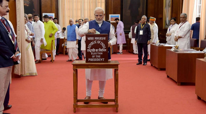 Thủ tướng Narendra Modi bỏ phiếu tại Delhi để bầu Tổng thống thứ 15 của Ấn Độ. (Nguồn: indianexpress.com) Cử tri Ấn Độ bắt đầu đi bỏ phiếu bầu cử Tổng thống thứ 15 ảnh 1