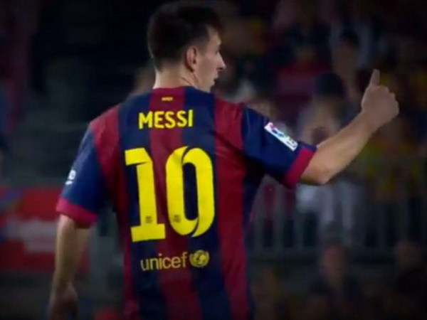 Messi ra dấu có thể tiếp tục thi đấu với Enrique. (Nguồn: YouTube) Messi ngang nhiên chống lệnh của HLV Enrique ngay trên sân ảnh 1