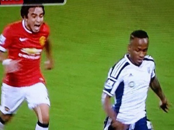 Sao M.U dùng chiêu "độc" ngăn đối phương ghi bàn nhưng bất thành ảnh 1