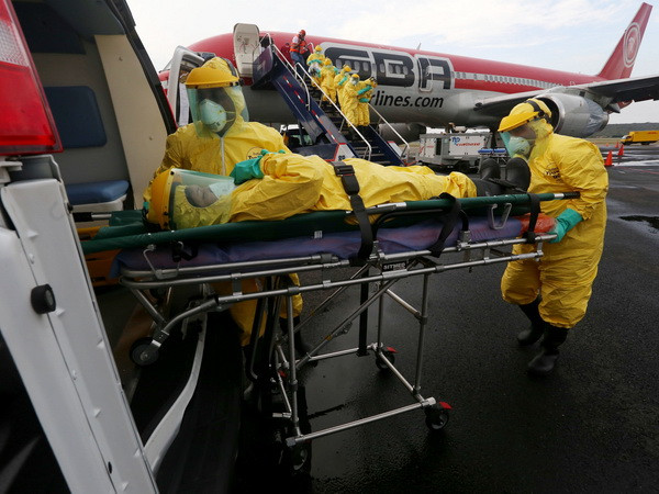 Diễn tập đối phó với dịch bệnh Ebola. (Nguồn: THX/TTXVN) EU nhấn mạnh sự cần thiết tăng cường nỗ lực chống Ebola ảnh 1