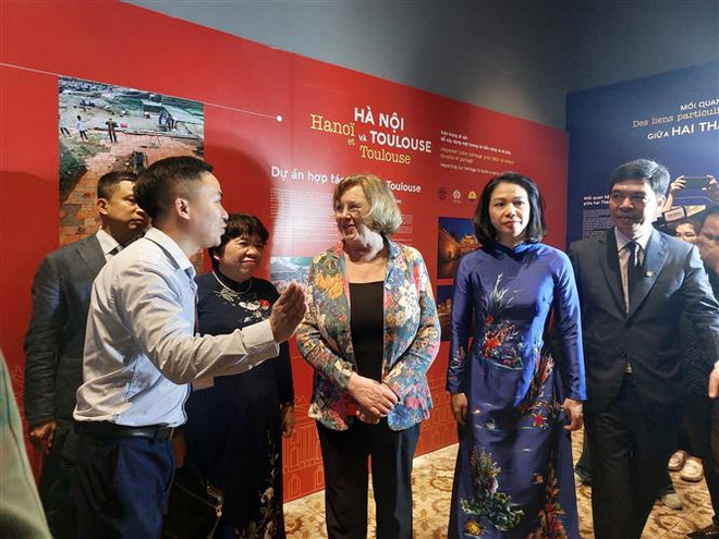 Các đại biểu và du khách tham quan trưng bày. (Ảnh: Đinh Thuận/TTXVN) Chiêm ngưỡng hiện vật vô giá của hai đô thị lịch sử Hà Nội và Toulouse ảnh 2