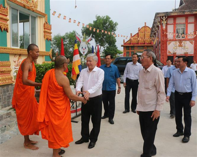 Ông Đỗ Văn Chiến, Bí thư Trung ương Đảng, Chủ tịch Ủy ban Trung ương MTTQ Việt Nam, chúc Tết Chôl Chnăm Thmây 2023 của đồng bào Khmer tại Bạc Liêu. (Ảnh: Tuấn Kiệt/TTXVN) Chủ tịch Ủy ban Trung ương MTTQ chúc Tết Chôl Chnăm Thmây tại Bạc Liêu ảnh 1